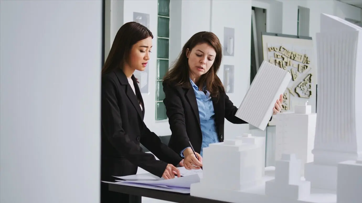 Fertigungsingenieure betrachten die Form eines Gebäudemodells.