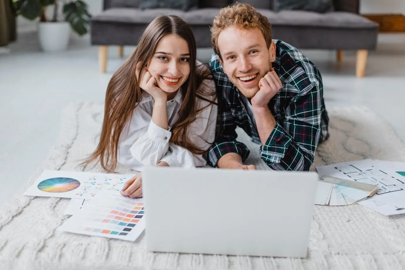 Lächelndes Paar, das gemeinsam plant, das Zuhause neu zu dekorieren.