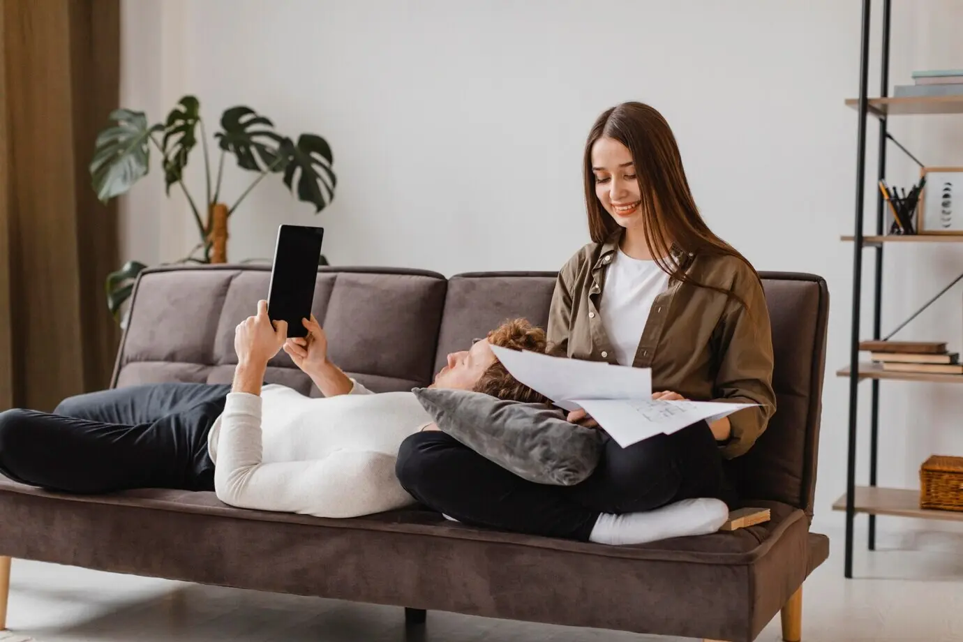 Eine Frau und ein Mann planen gemeinsam, den Haushalt wieder auf Vordermann zu bringen.